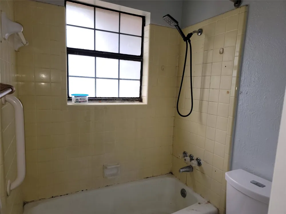 803 E 2nd Street Elgin, TX 78621