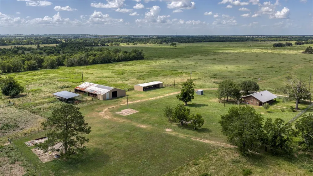 12412 E Ueckert Road Bellville, TX 77418