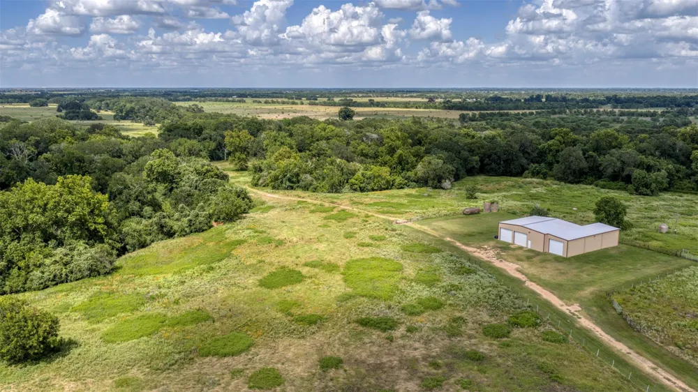 12412 E Ueckert Road Bellville, TX 77418