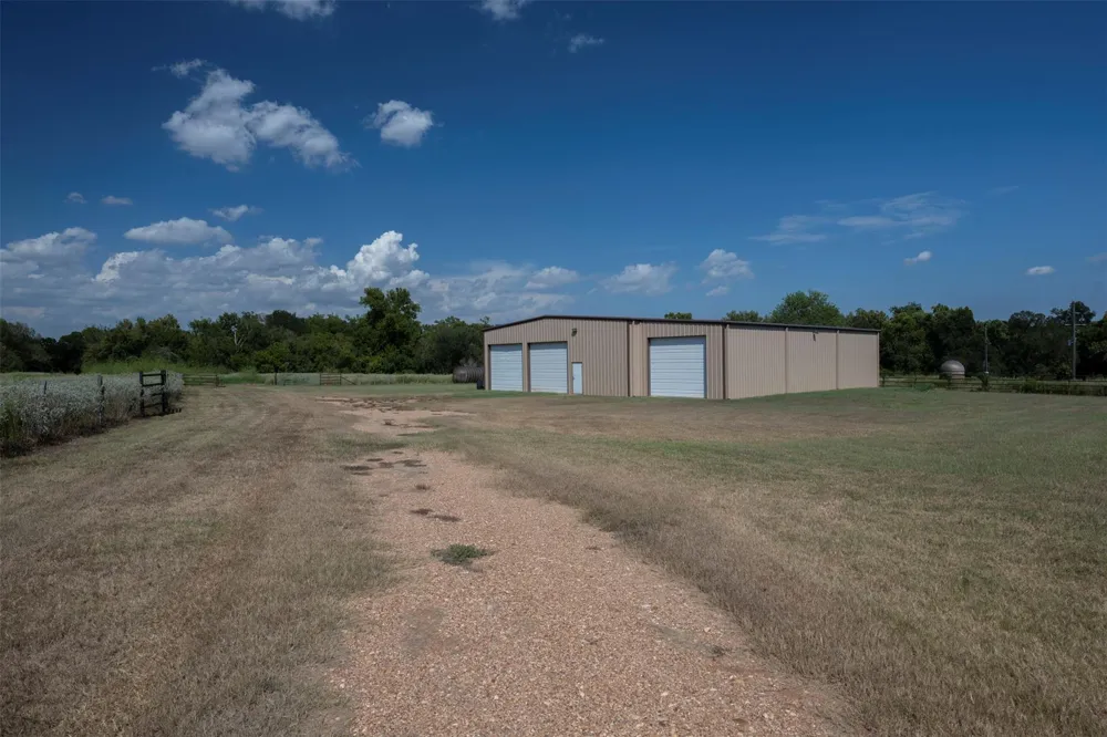 12412 E Ueckert Road Bellville, TX 77418