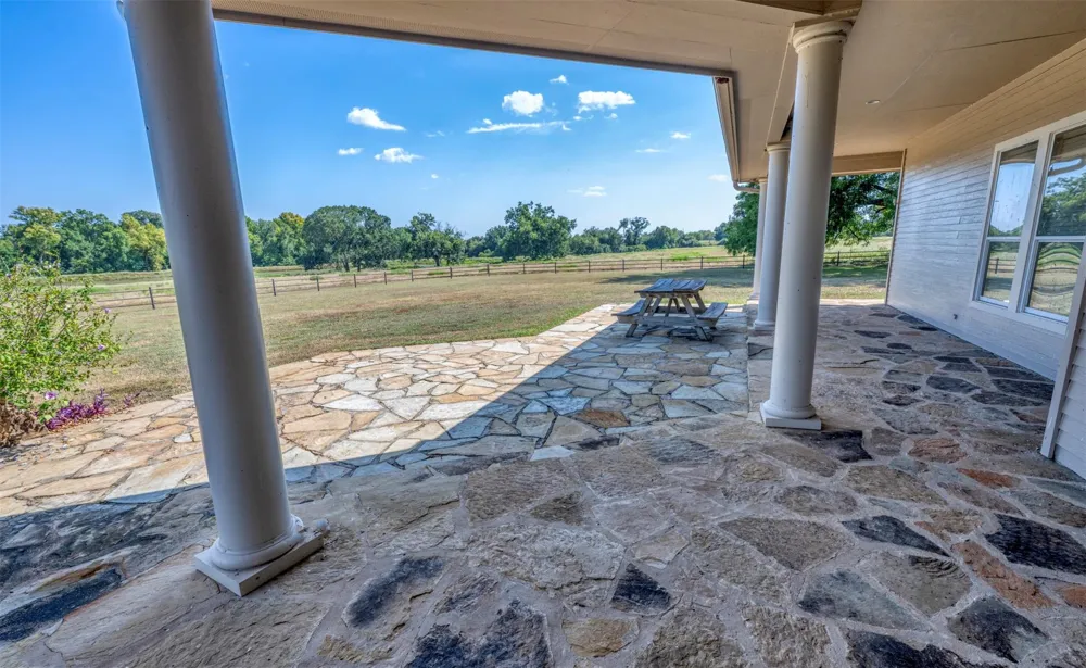 12412 E Ueckert Road Bellville, TX 77418