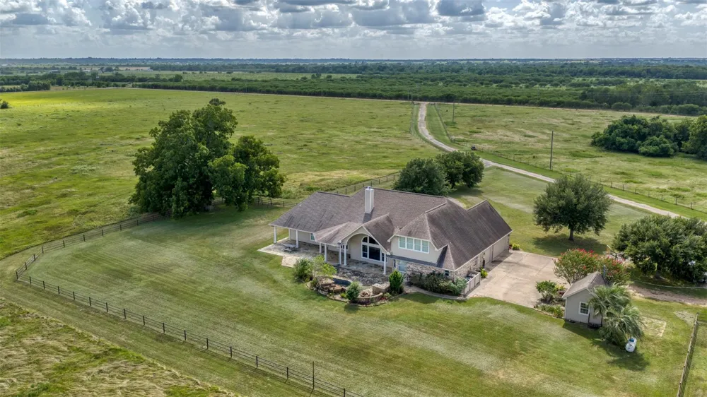 12412 E Ueckert Road Bellville, TX 77418