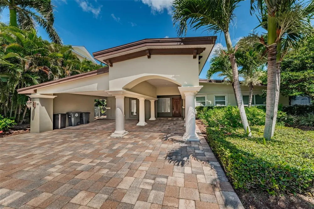 52 PINE CIRCLE Belleair, FL 33756