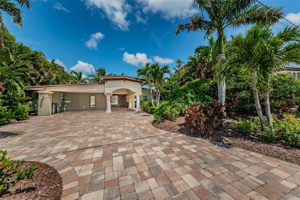 52 PINE CIRCLE Belleair, FL 33756