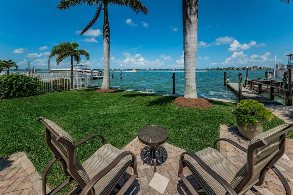 52 PINE CIRCLE Belleair, FL 33756