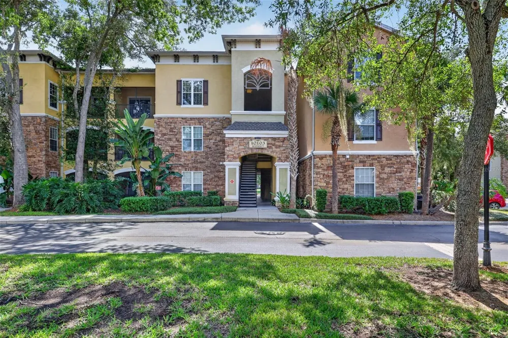 10103 COURTNEY OAKS CIRCLE #302 Tampa, FL 33619
