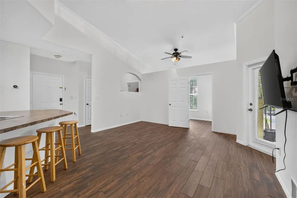 10103 COURTNEY OAKS CIRCLE #302 Tampa, FL 33619