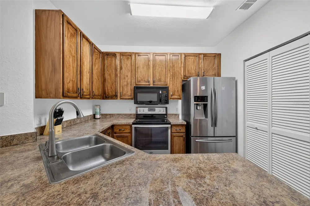 10103 COURTNEY OAKS CIRCLE #302 Tampa, FL 33619