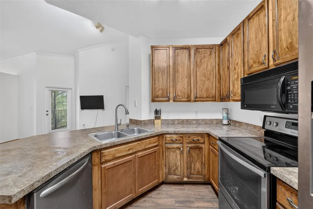 10103 COURTNEY OAKS CIRCLE #302 Tampa, FL 33619