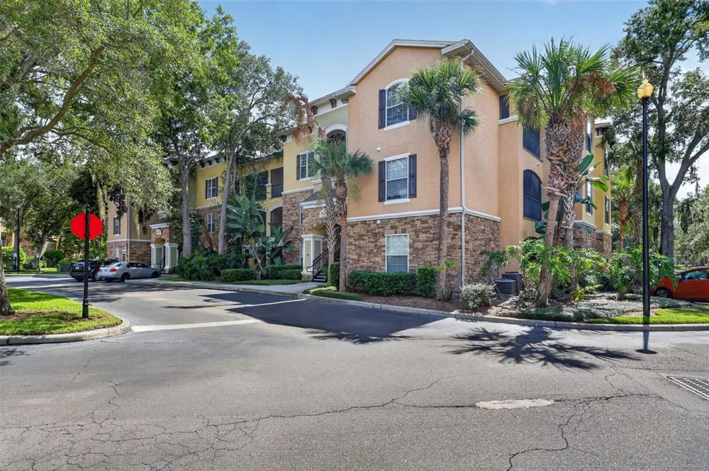 10103 COURTNEY OAKS CIRCLE #302 Tampa, FL 33619