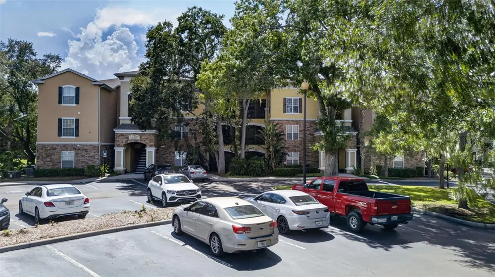 10103 COURTNEY OAKS CIRCLE #302 Tampa, FL 33619