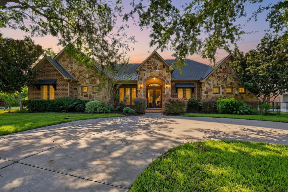 5411 Woodbury Street Weston Lakes, TX 77441