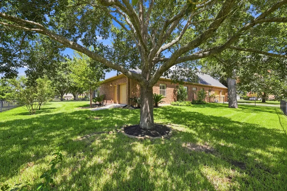 5411 Woodbury Street Weston Lakes, TX 77441