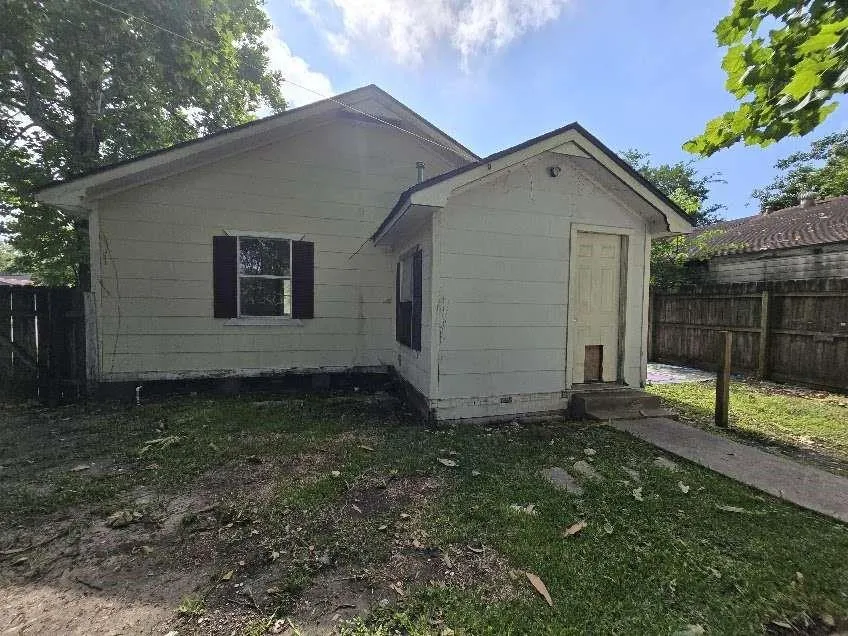 200 S Magnolia Street Highlands, TX 77562