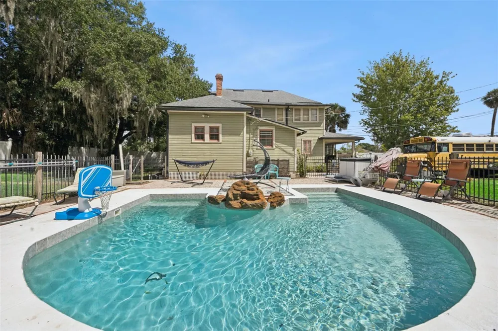 2201 CELERY AVENUE Sanford, FL 32771
