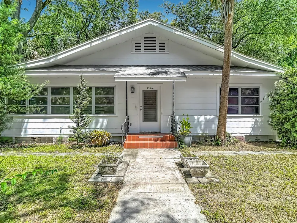 1304 E DIANA STREET Tampa, FL 33604