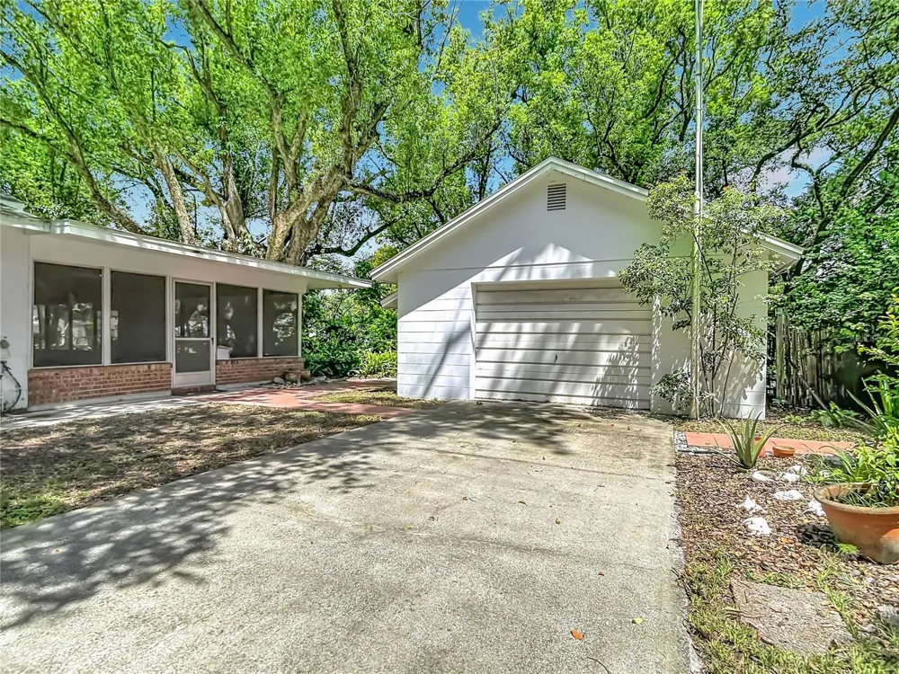 1304 E DIANA STREET Tampa, FL 33604