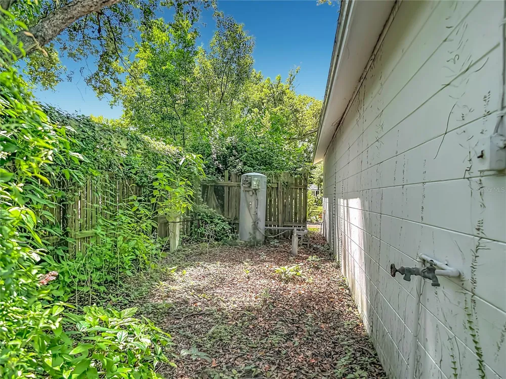 1304 E DIANA STREET Tampa, FL 33604