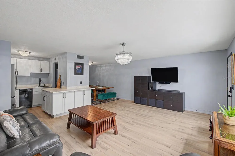 11923 DIETZ DRIVE #8 Tampa, FL 33626