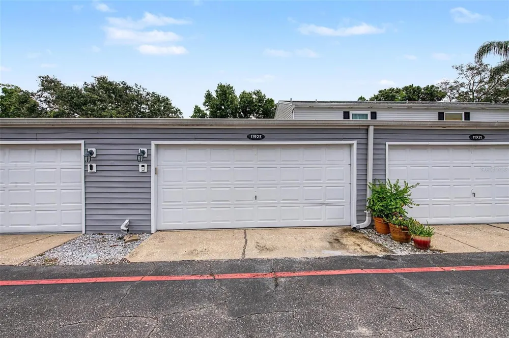11923 DIETZ DRIVE #8 Tampa, FL 33626