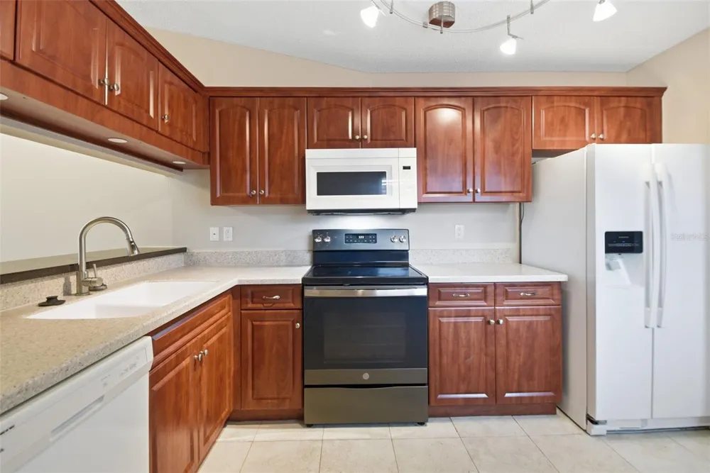 825 WATERSIDE LANE Bradenton, FL 34209