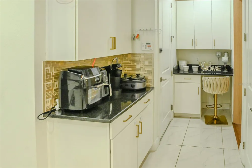 8109 LUDINGTON CIRCLE Orlando, FL 32836