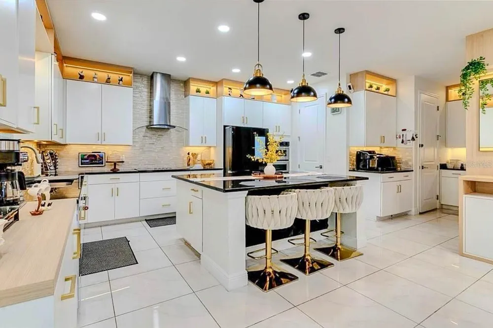 8109 LUDINGTON CIRCLE Orlando, FL 32836