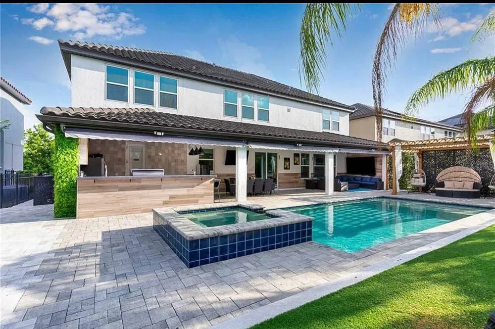 8109 LUDINGTON CIRCLE Orlando, FL 32836