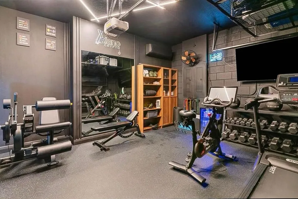 8109 LUDINGTON CIRCLE Orlando, FL 32836