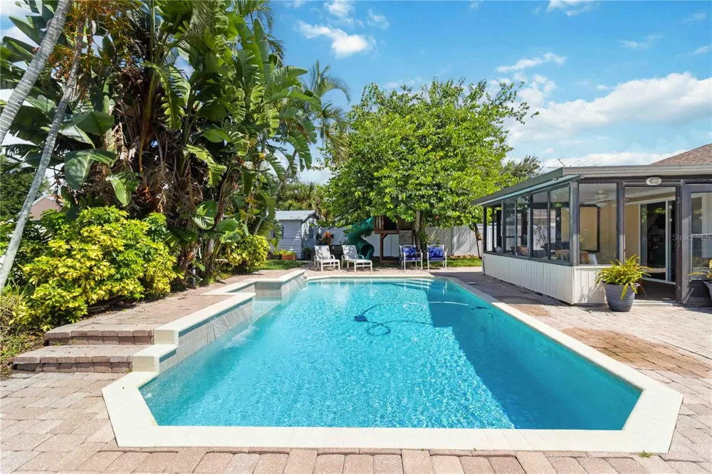 6402 34TH AVENUE W Bradenton, FL 34209