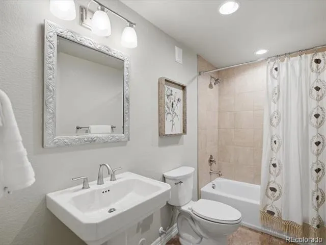 6570 S Ames Court Littleton, CO 80123