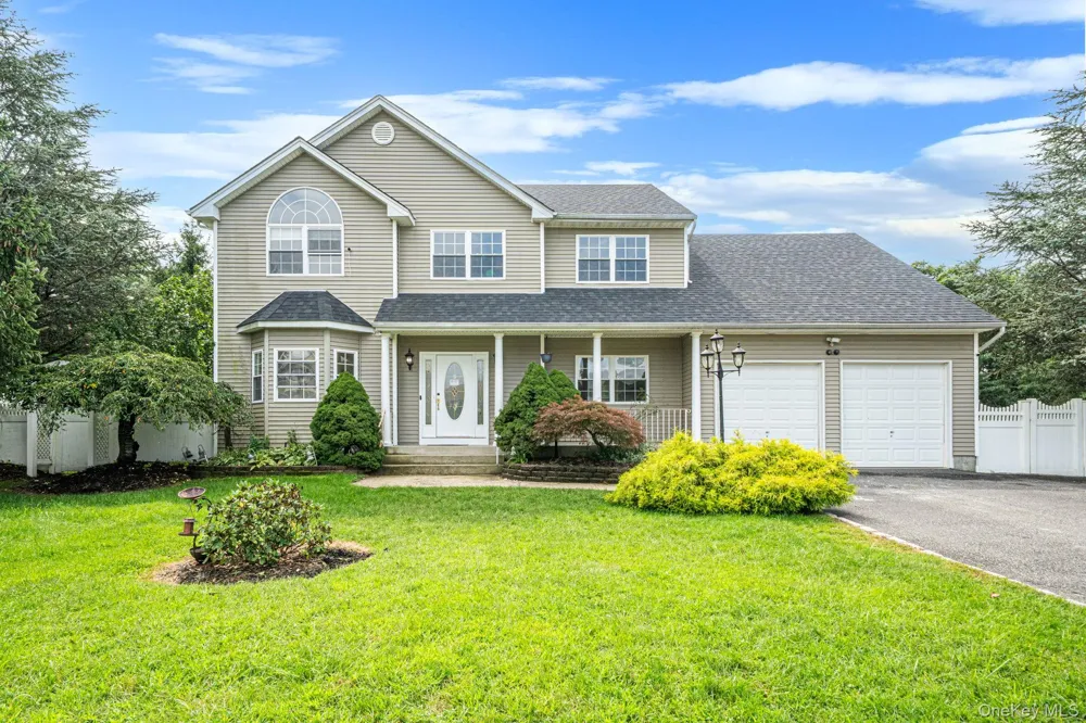 18 Woodridge Lane Coram, NY 11727