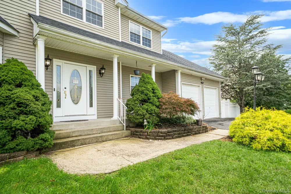 18 Woodridge Lane Coram, NY 11727
