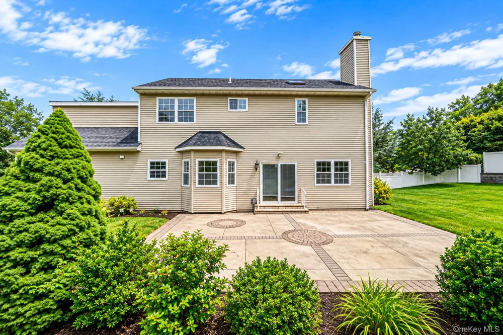 18 Woodridge Lane Coram, NY 11727