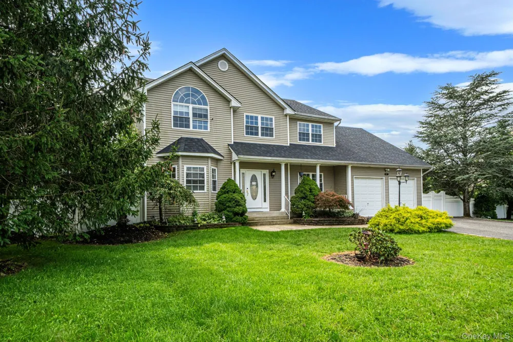 18 Woodridge Lane Coram, NY 11727