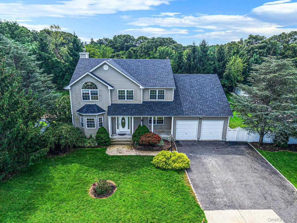 18 Woodridge Lane Coram, NY 11727