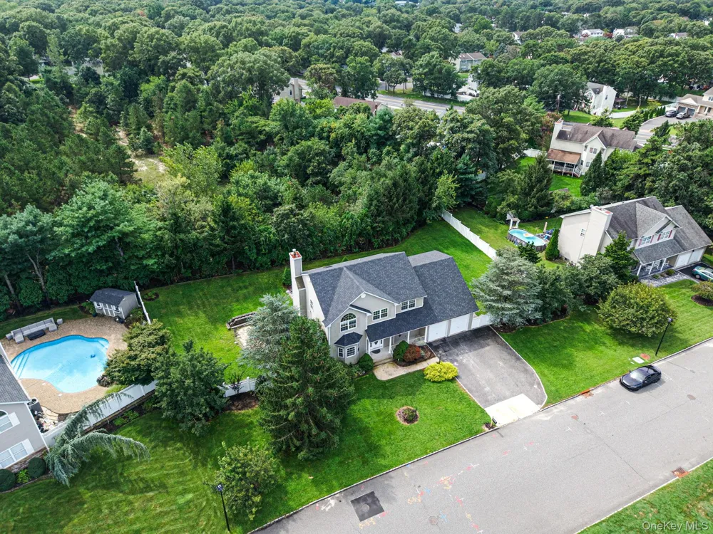 18 Woodridge Lane Coram, NY 11727