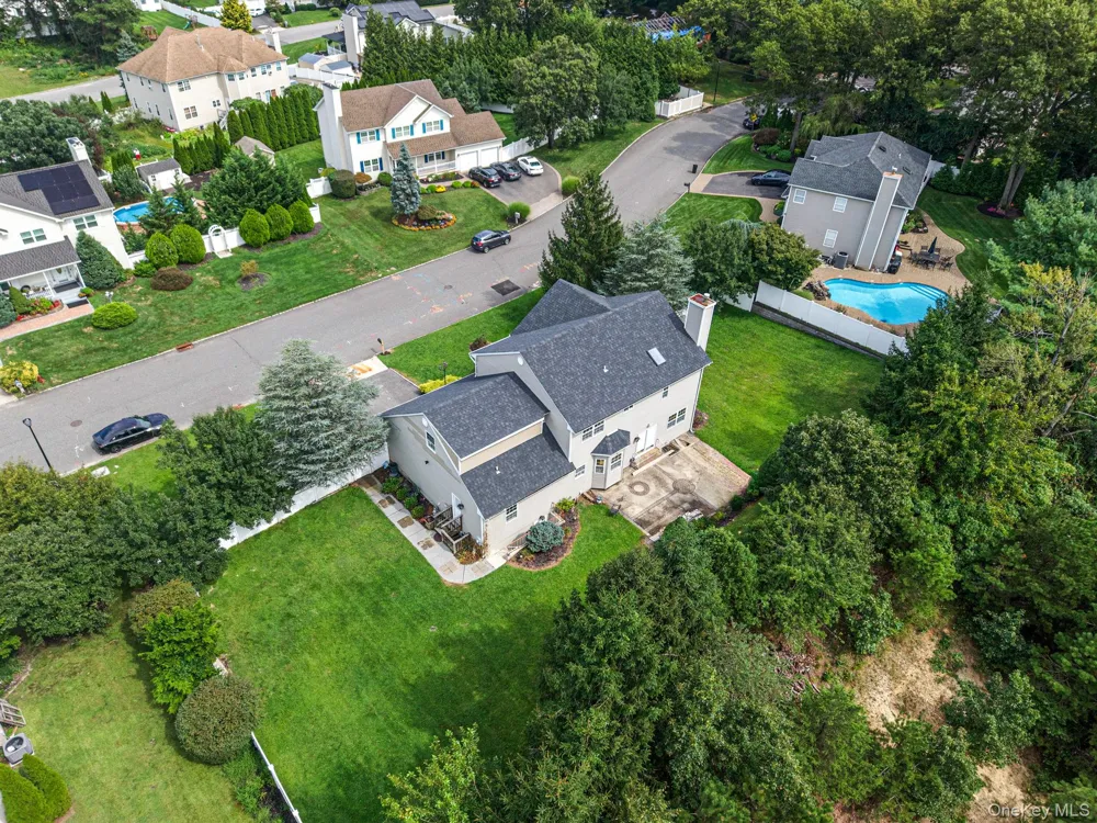 18 Woodridge Lane Coram, NY 11727