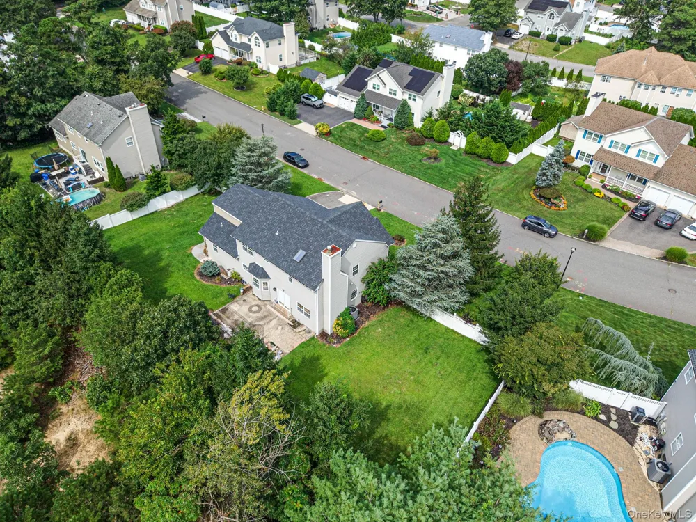 18 Woodridge Lane Coram, NY 11727