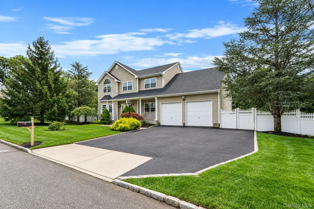 18 Woodridge Lane Coram, NY 11727