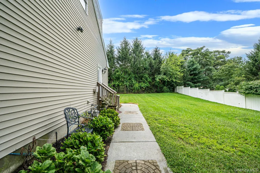 18 Woodridge Lane Coram, NY 11727