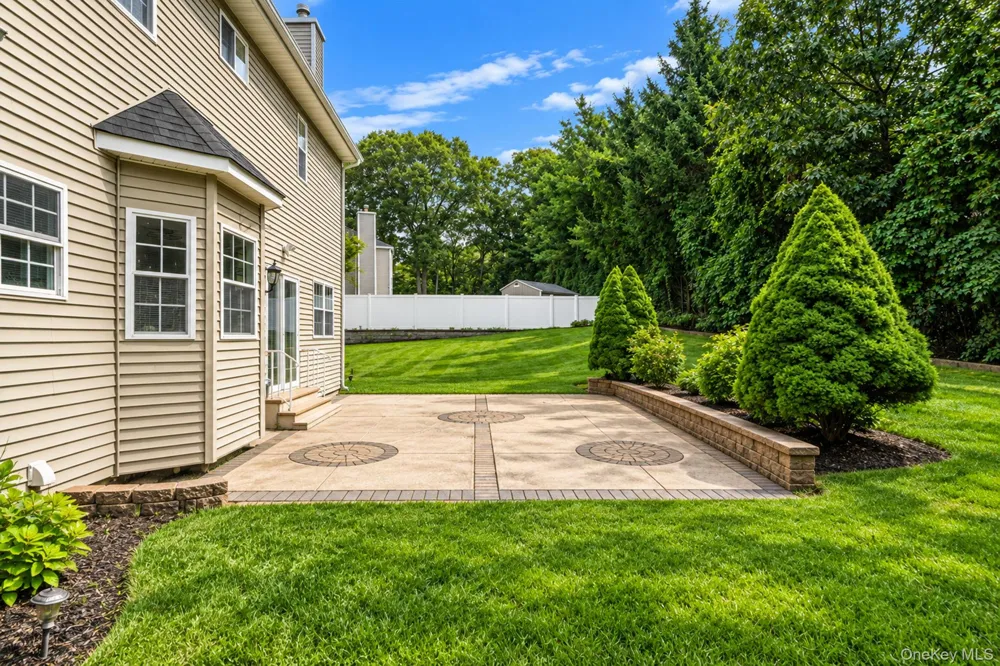 18 Woodridge Lane Coram, NY 11727