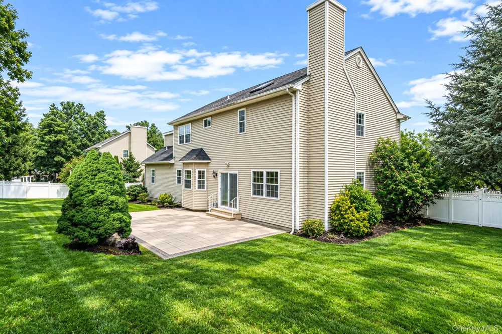 18 Woodridge Lane Coram, NY 11727