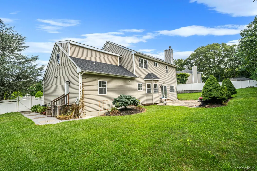 18 Woodridge Lane Coram, NY 11727