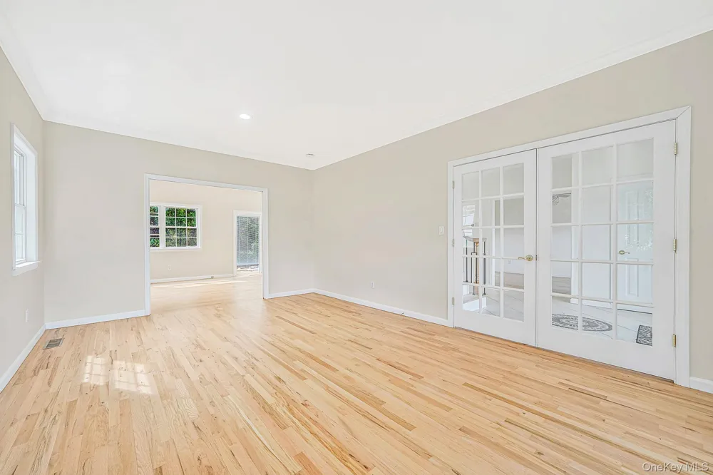 18 Woodridge Lane Coram, NY 11727