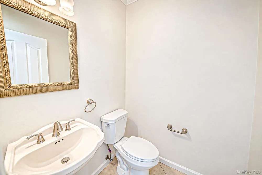 18 Woodridge Lane Coram, NY 11727