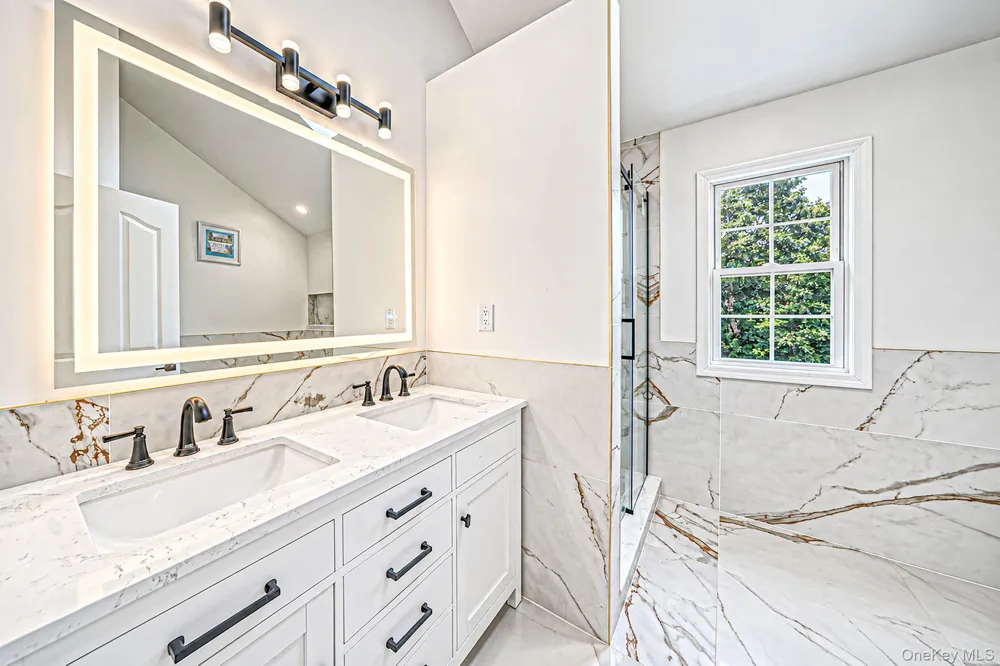 18 Woodridge Lane Coram, NY 11727