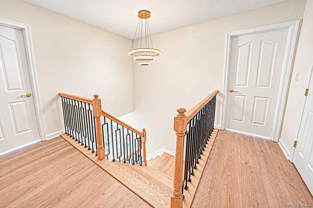 18 Woodridge Lane Coram, NY 11727