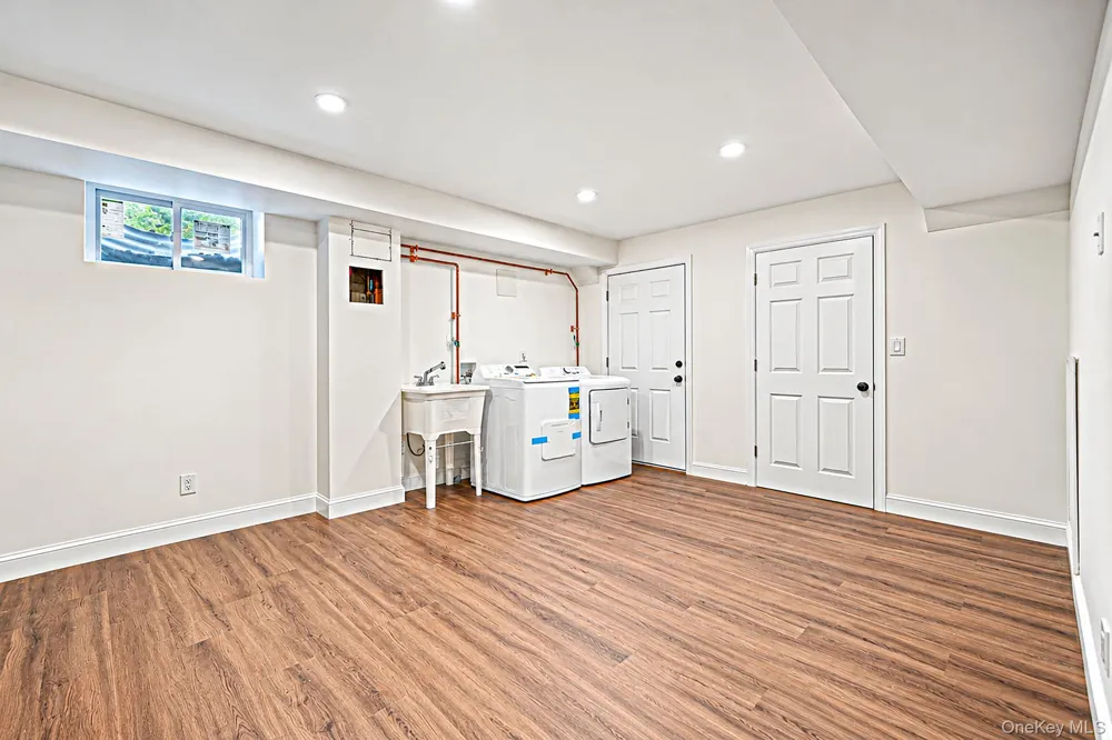 18 Woodridge Lane Coram, NY 11727