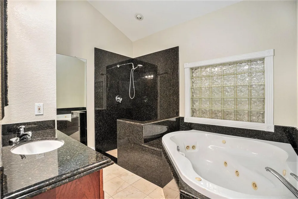 33 Maple Lane Galveston, TX 77551